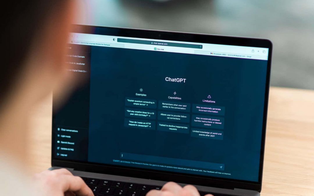 ordinateur qui montre un site internet chat gpt ouvert