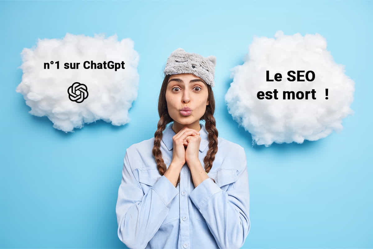 Femme aux cheveux tressés portant un bonnet gris à oreilles de chat, mains jointes sous le menton et expression surprise, sur fond bleu. Bulle de pensée gauche : « n°1 sur ChatGpt » avec le logo OpenAI. Bulle de pensée droite : « Le SEO est mort ! »