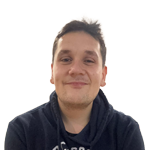 homme souriant habillée avec un polo noir sur un fond blanc