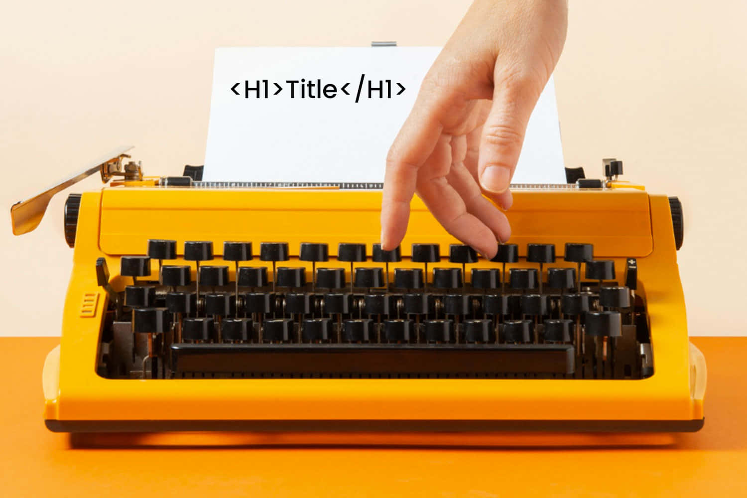 un doigt qui tape sur une machine à écrire orange